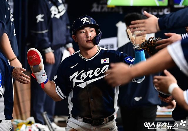 지난 9일 오후 서울 구로구 고척스카이돔에서 열린 '2025 NAVER K-BASEBALL SERIES' 대한민국과 체코의 야구대표팀 평가전 경기, 3회초 1사 2,3루 한국 문보경의 1타점 땅볼 때 3루주자 안현민이 득점을 올린 뒤 더그아웃에서 동료들과 하이파이브를 나누고 있다. 엑스포츠뉴스 DB