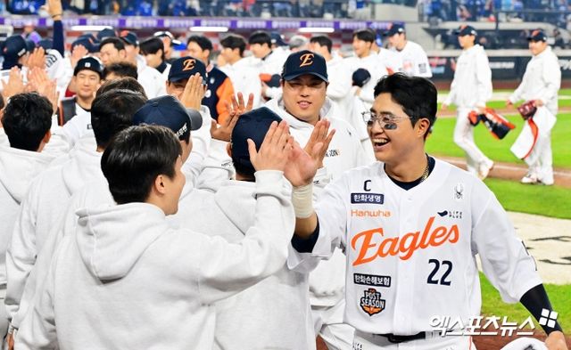 24일 오후 대전 한화생명 볼파크에서 열린 '2025 신한 SOL Bank KBO 포스트시즌' 삼성 라이온즈와 한화 이글스의 플레이오프 5차전 경기, 한화가 삼성에 11:2로 승리하며 19년 만에 한국시리즈에 진출했다. 한국시리즈에 진출한 한화 선수들이 하이파이브를 하고 있다. 엑스포츠뉴스DB