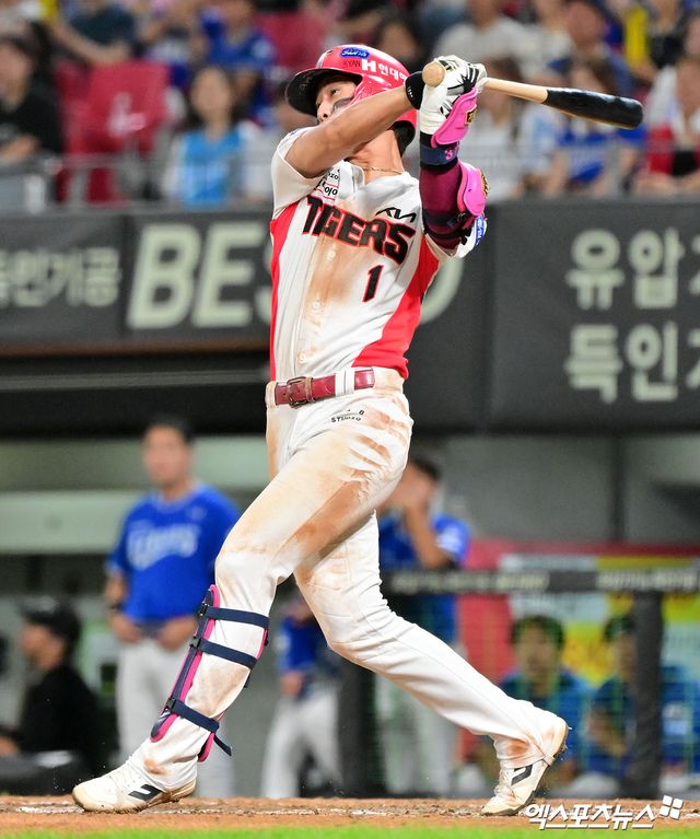 10일 오후 광주기아챔피언스필드에서 열린 '2025 신한 SOL Bank KBO리그' 삼성 라이온즈와 KIA 타이거즈의 경기, 6회말 1사 2루 KIA 박찬호가 1타점 2루타를 날리고 있다. 엑스포츠뉴스DB