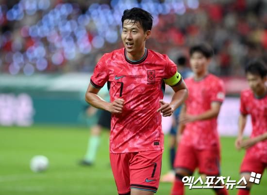 주장 손흥민이 홍명보호의 최전방에 선다. 최근 소속팀 로스앤젤레스FC(LAFC)에서 좋은 활약을 이어가고 있는 손흥민의 장점을 극대화하겠다는 의도로 보인다. 또한 홍명보 감독은 최근까지 시도했던 백4가 아닌 백3를 선택하며 결과를 노리는 한편 여러 옵션을 평가하겠다는 의지를 내비쳤다. 사진 엑스포츠뉴스DB