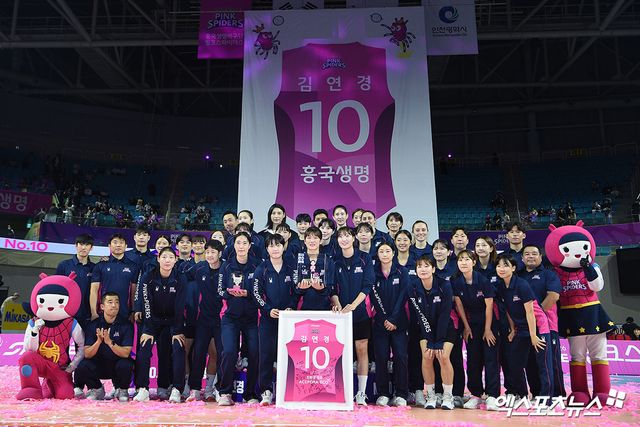 지난 10월 18일 김연경의 공식 은퇴 행사를 개최한 2024-2025시즌 여자부 챔피언 흥국생명. 사진 엑스포츠뉴스 DB