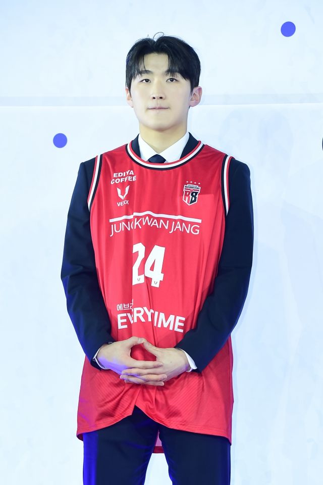 14일 서울 잠실학생체육관에서 열린 2025 KBL 신인선수 드래프트가 열렸다. 고려대 가드 문유현은 전체 1순위로 안양 정관장의 유니폼을 입었다. KBL