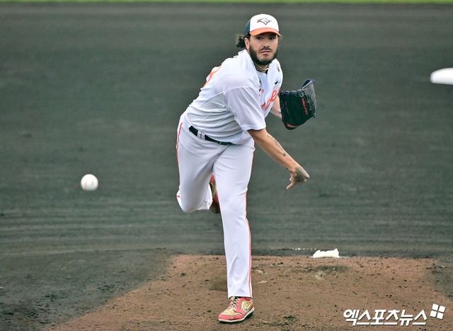 2025시즌 KBO리그 4관왕을 차지한 투수 코디 폰세. 사진 엑스포츠뉴스 DB