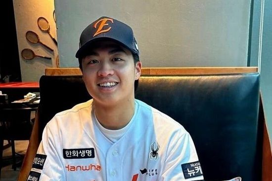 한화 이글스가 13일 구단의 1호 아시아 쿼터로 대만 출신 좌완 투수 왕옌청 입단을 발표했다. 왕옌청은 일본프로야구 라쿠텐 골든이글스 소속이며, 이번에 한화와 연봉 10만 달러(한화 약 1억 4000만원)에 계약했다. 신장 180cm, 체격 82kg의 체격 조건을 갖춘 왕옌청은 2023년 APBC 한국전 선발로 나와 조기강판되기도 했다. 사진 한화 이글스