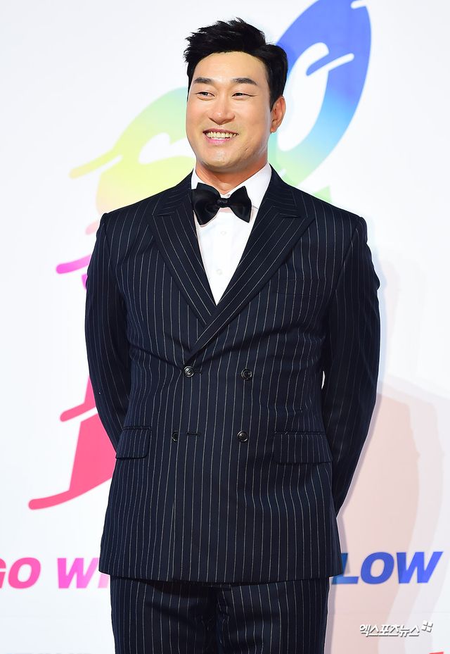 22일 오후 서울 송파구 올림픽공원 체조경기장에서 열린 '2019 소리바다 베스트 케이뮤직 어워즈'(2019 SORIBADA BEST K-MUSIC AWARDS)에 참석한 봉중근이 포토타임을 갖고 있다. 엑스포츠뉴스 DB