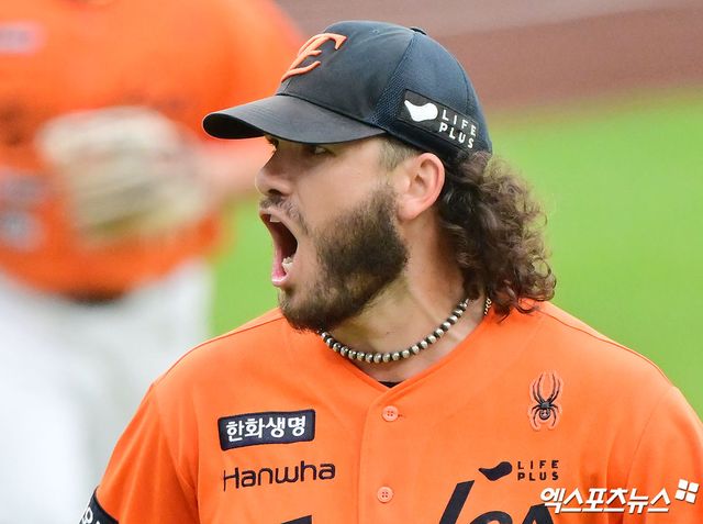 18일 오후 대전 한화생명 볼파크에서 열린 '2025 신한 SOL Bank KBO 포스트시즌' 삼성 라이온즈와 한화 이글스의 플레이오프 1차전 경기, 1회초 수비를 마친 한화 폰세가 포효하고 있다. 엑스포츠뉴스 DB