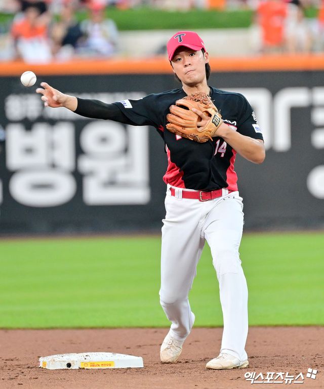 8일 오후 대전 한화생명 볼파크에서 열린 '2025 신한 SOL Bank KBO리그' KIA 타이거즈와 한화 이글스의 경기, 1회말 무사 1,3루 KIA 김규성이 한화 채은성의 내야땅볼때 노시환을 포스아웃 시킨 후 1루로 송구하고 있다. 엑스포츠뉴스 DB