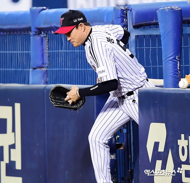 28일 오후 서울 송파구 잠실야구장에서 열린 '2018 신한은행 MY CAR KBO리그' KIA 타이거즈와 LG 트윈스의 경기, 경기 전, 이날 은퇴식을 갖는 LG 봉중근이 시구에 임하고 있다. 엑스포츠뉴스 DB
