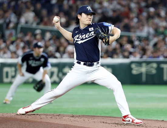 한국 야구대표팀 한일전 10연패에 빠졌다. 경기 초반 대등한 흐름 속에서 메이저리그 소속 구심의 결정적인 황당 오심 뒤 5회 6실점 빅이닝 헌납이 승부를 갈랐다. 한국은 15일 일본 도쿄돔에서 일본 대표팀과 '2025 네이버 K-베이스볼시리즈(K-BASEBALL SERIES NAVER)' 한일전 1차전을 치러 4-11로 패했다. 한국은 4회초 안현민이 좌중월 담장을 훌쩍 넘기는 선제 2점 홈런으로 기선제압에 성공했다.&nbsp;이어 송성문이 우측 담장을 훌쩍 넘기는 대형 백투백 홈런을 쏘아 올려 3-0까지 달아났다. 하지만 4회말 3실점, 5회말 6실점을 하면서 크게 뒤집혔고 이후 만회하지 못했다. 연합뉴스