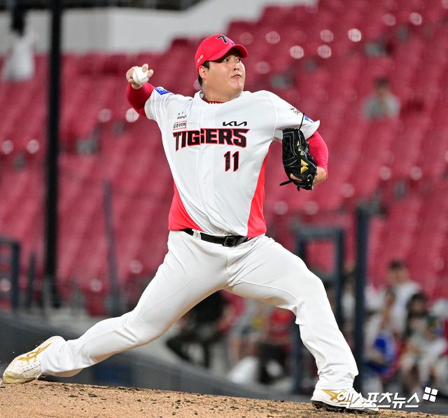 10일 오후 광주기아챔피언스필드에서 열린 '2025 신한 SOL Bank KBO리그' 삼성 라이온즈와 KIA 타이거즈의 경기, 6회초 1사 KIA 조상우가 공을 힘차게 던지고 있다. 엑스포츠뉴스 DB
