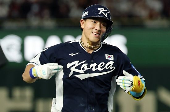 한국 야구대표팀 한일전 10연패에 빠졌다. 경기 초반 대등한 흐름 속에서 메이저리그 소속 구심의 결정적인 황당 오심 뒤 5회 6실점 빅이닝 헌납이 승부를 갈랐다. 한국은 15일 일본 도쿄돔에서 일본 대표팀과 '2025 네이버 K-베이스볼시리즈(K-BASEBALL SERIES NAVER)' 한일전 1차전을 치러 4-11로 패했다. 한국은 4회초 안현민이 좌중월 담장을 훌쩍 넘기는 선제 2점 홈런으로 기선제압에 성공했다.&nbsp;이어 송성문이 우측 담장을 훌쩍 넘기는 대형 백투백 홈런을 쏘아 올려 3-0까지 달아났다. 하지만 4회말 3실점, 5회말 6실점을 하면서 크게 뒤집혔고 이후 만회하지 못했다. 연합뉴스