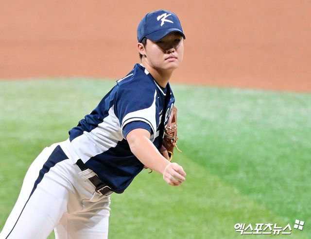9일 오후 서울 구로구 고척스카이돔에서 열린 '2025 NAVER K-BASEBALL SERIES' 대한민국과 체코의 평가전 경기, 6회말 대한민국 정우주가 공을 힘차게 던지고 있다. 엑스포츠뉴스 DB