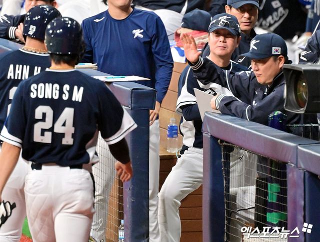 9일 오후 서울 구로구 고척스카이돔에서 열린 '2025 NAVER K-BASEBALL SERIES' 대한민국과 체코의 평가전 경기, 6회초 2사 만루 대한민국 안현민과 송성문이 문현빈의 2타점 적시타때 득점에 성공하고 있다. 엑스포츠뉴스 DB