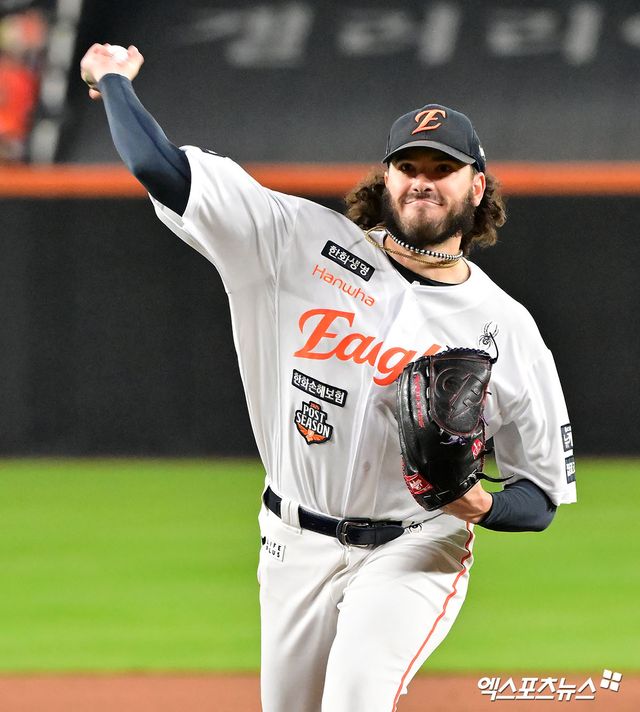 24일 오후 대전 한화생명 볼파크에서 열린 '2025 신한 SOL Bank KBO 포스트시즌' 삼성 라이온즈와 한화 이글스의 플레이오프 5차전 경기, 1회초 한화 선발투수 폰세가 공을 힘차게 던지고 있다. 엑스포츠뉴스 DB