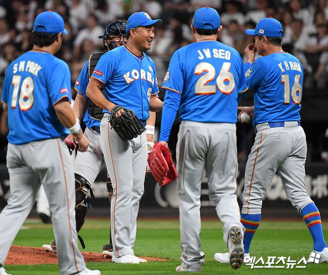 22일 일본 홋카이도 에스콘필드에서 열린 '한일 드림 플레이어즈 게임'에서 5회말 봉중근이 서재응과 교체되고 있다. 엑스포츠뉴스 DB