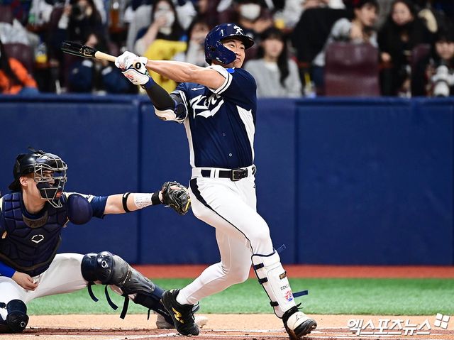 9일 오후 서울 구로구 고척스카이돔에서 열린 '2025 NAVER K-BASEBALL SERIES' 대한민국과 체코의 야구대표팀 평가전 경기, 1회초 1사 2루 한국 송성문이 타격하고 있다. 엑스포츠뉴스 DB