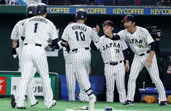 한국 야구대표팀 한일전 10연패에 빠졌다. 경기 초반 대등한 흐름 속에서 메이저리그 소속 구심의 결정적인 황당 오심 뒤 5회 6실점 빅이닝 헌납이 승부를 갈랐다. 한국은 15일 일본 도쿄돔에서 일본 대표팀과 '2025 네이버 K-베이스볼시리즈(K-BASEBALL SERIES NAVER)' 한일전 1차전을 치러 4-11로 패했다. 한국은 4회초 안현민이 좌중월 담장을 훌쩍 넘기는 선제 2점 홈런으로 기선제압에 성공했다.&nbsp;이어 송성문이 우측 담장을 훌쩍 넘기는 대형 백투백 홈런을 쏘아 올려 3-0까지 달아났다. 하지만 4회말 3실점, 5회말 6실점을 하면서 크게 뒤집혔고 이후 만회하지 못했다. 연합뉴스