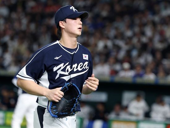 한국 야구대표팀 한일전 10연패에 빠졌다. 경기 초반 대등한 흐름 속에서 메이저리그 소속 구심의 결정적인 황당 오심 뒤 5회 6실점 빅이닝 헌납이 승부를 갈랐다. 한국은 15일 일본 도쿄돔에서 일본 대표팀과 '2025 네이버 K-베이스볼시리즈(K-BASEBALL SERIES NAVER)' 한일전 1차전을 치러 4-11로 패했다. 한국은 4회초 안현민이 좌중월 담장을 훌쩍 넘기는 선제 2점 홈런으로 기선제압에 성공했다.&nbsp;이어 송성문이 우측 담장을 훌쩍 넘기는 대형 백투백 홈런을 쏘아 올려 3-0까지 달아났다. 하지만 4회말 3실점, 5회말 6실점을 하면서 크게 뒤집혔고 이후 만회하지 못했다. 연합뉴스