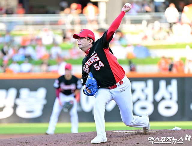 9일 오후 대전 한화생명 볼파크에서 열린 '2025 신한 SOL Bank KBO리그' KIA 타이거즈와 한화 이글스의 경기, 1회말 KIA 선발투수 양현종이 투구 준비를 하고 있다. 엑스포츠뉴스 DB