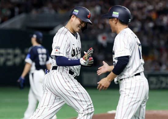 한국 야구대표팀 한일전 10연패에 빠졌다. 경기 초반 대등한 흐름 속에서 메이저리그 소속 구심의 결정적인 황당 오심 뒤 5회 6실점 빅이닝 헌납이 승부를 갈랐다. 한국은 15일 일본 도쿄돔에서 일본 대표팀과 '2025 네이버 K-베이스볼시리즈(K-BASEBALL SERIES NAVER)' 한일전 1차전을 치러 4-11로 패했다. 한국은 4회초 안현민이 좌중월 담장을 훌쩍 넘기는 선제 2점 홈런으로 기선제압에 성공했다.&nbsp;이어 송성문이 우측 담장을 훌쩍 넘기는 대형 백투백 홈런을 쏘아 올려 3-0까지 달아났다. 하지만 4회말 3실점, 5회말 6실점을 하면서 크게 뒤집혔고 이후 만회하지 못했다. 연합뉴스