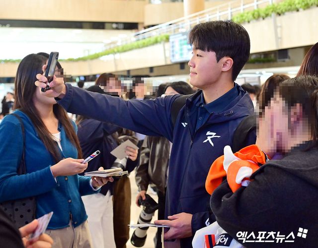 류지현 감독이 이끄는 야구 대표팀이 도쿄돔에서 진행되는 일본과의 평가전을 위해 12일 오후 김포국제공항을 통해 일본으로 출국했다. 정우주가 팬서비스를 해주고 있다. 엑스포츠뉴스 DB