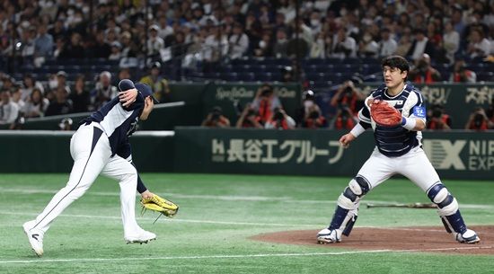 한국 야구대표팀 한일전 10연패에 빠졌다. 경기 초반 대등한 흐름 속에서 메이저리그 소속 구심의 결정적인 황당 오심 뒤 5회 6실점 빅이닝 헌납이 승부를 갈랐다. 한국은 15일 일본 도쿄돔에서 일본 대표팀과 '2025 네이버 K-베이스볼시리즈(K-BASEBALL SERIES NAVER)' 한일전 1차전을 치러 4-11로 패했다. 한국은 4회초 안현민이 좌중월 담장을 훌쩍 넘기는 선제 2점 홈런으로 기선제압에 성공했다.&nbsp;이어 송성문이 우측 담장을 훌쩍 넘기는 대형 백투백 홈런을 쏘아 올려 3-0까지 달아났다. 하지만 4회말 3실점, 5회말 6실점을 하면서 크게 뒤집혔고 이후 만회하지 못했다. 연합뉴스
