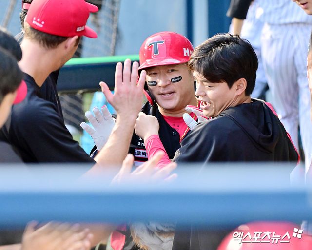 13일 오후 서울 송파구 잠실야구장에서 열린 '2025 신한 SOL Bank KBO리그' KIA 타이거즈와 LG 트윈스의 경기, 6회초 KIA 최형우가 솔로 홈런을 날린 후 더그아웃에서 축하를 받고 있다. 엑스포츠뉴스 DB