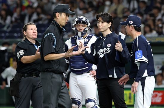 한국 야구대표팀 한일전 10연패에 빠졌다. 경기 초반 대등한 흐름 속에서 메이저리그 소속 구심의 결정적인 황당 오심 뒤 5회 6실점 빅이닝 헌납이 승부를 갈랐다. 한국은 15일 일본 도쿄돔에서 일본 대표팀과 '2025 네이버 K-베이스볼시리즈(K-BASEBALL SERIES NAVER)' 한일전 1차전을 치러 4-11로 패했다. 한국은 4회초 안현민이 좌중월 담장을 훌쩍 넘기는 선제 2점 홈런으로 기선제압에 성공했다.&nbsp;이어 송성문이 우측 담장을 훌쩍 넘기는 대형 백투백 홈런을 쏘아 올려 3-0까지 달아났다. 하지만 4회말 3실점, 5회말 6실점을 하면서 크게 뒤집혔고 이후 만회하지 못했다. 연합뉴스