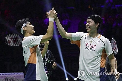 김원호-서승재 조는 16일 일본 구마모토현립 체육관에서 열린 2025 세계배드민턴연맹(BWF) 구마모토 마스터즈(슈퍼 500) 남자 복식 결승에서 미도리카와 히로키-야마시타 교헤이(일본) 조를 게임스코어 2-1(20-22 21-11 21-16) 역전승을 거두며 우승을 차지했다. 연합뉴스