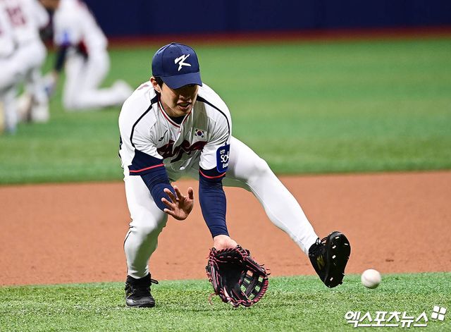 지난 4일 오후 서울 구로구 고척스카이돔에서 진행된 야구 국가대표팀 훈련에 참석한 송성문이 수비 훈련을 하고 있다. 엑스포츠뉴스 DB