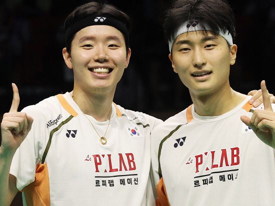 김원호-서승재 조는 16일 일본 구마모토현립 체육관에서 열린 2025 세계배드민턴연맹(BWF) 구마모토 마스터즈(슈퍼 500) 남자 복식 결승에서 미도리카와 히로키-야마시타 교헤이(일본) 조를 게임스코어 2-1(20-22 21-11 21-16) 역전승을 거두며 우승을 차지했다. 연합뉴스