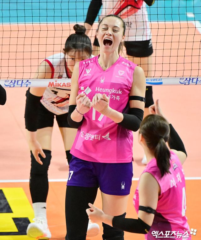 16일 오후 인천 부평구 삼산월드체육관 열린 '진에어 2025-2026 V-리그' 흥국생명과 정관장의 경기, 흥국생명 레베카가 블로킹 성공 후 포효하고 있다. 인천, 김한준 기자