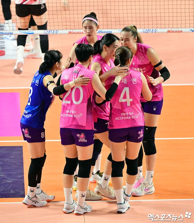 16일 오후 인천 부평구 삼산월드체육관 열린 '진에어 2025-2026 V-리그' 흥국생명과 정관장의 경기, 흥국생명 선수들이 득점 후 기뻐하고 있다. 인천, 김한준 기자