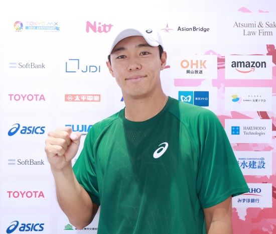 일본 아리아케 테니스파크에서 열린 예선 1라운드(64강)경기를 마친 이덕희 선수가 인터뷰 중 화이팅 포즈를 취하고 있다.