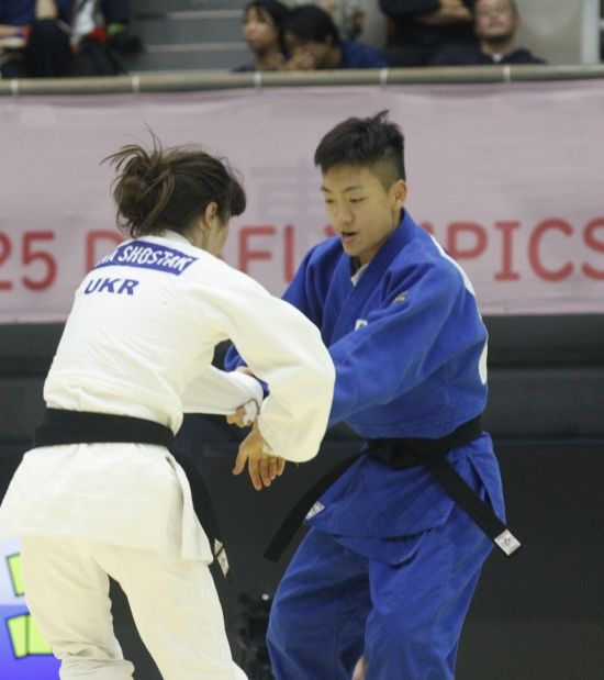 일본 무도관에서 열린 유도 여자 52kg급에서 금메달을 획득한 정숙화(오른쪽) 선수의 경기 모습 | 대한장애인체육회