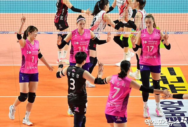 16일 오후 인천 부평구 삼산월드체육관 열린 '진에어 2025-2026 V-리그' 흥국생명과 정관장의 경기, 흥국생명 선수들이 득점 후 기뻐하고 있다. 인천, 김한준 기자