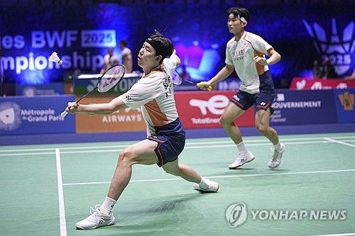 김원호-서승재 조는 16일 일본 구마모토현립 체육관에서 열린 2025 세계배드민턴연맹(BWF) 구마모토 마스터즈(슈퍼 500) 남자 복식 결승에서 미도리카와 히로키-야마시타 교헤이(일본) 조를 게임스코어 2-1(20-22 21-11 21-16) 역전승을 거두며 우승을 차지했다. 연합뉴스