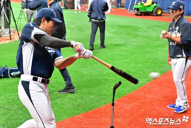 지난 5일 오후 서울 구로구 고척스카이돔에서 진행된 야구 국가대표팀 훈련에 참석한 훈련을 마친 송성문이 훈련에 임하고 있다. 엑스포츠뉴스 DB