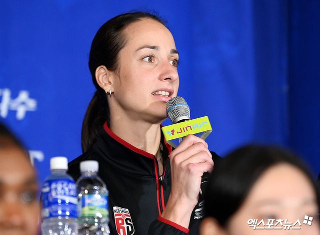 16일 오후 서울 강남구 호텔리베라 청담에서 열린 2025~2026 V-리그 여자부 미디어데이, 정관장 자네테가 인사를 하고 있다. 엑스포츠뉴스 DB