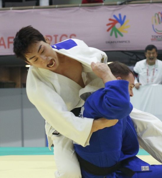 일본 무도관에서 열린 유도 남자 66kg급에서 동메달을 획득한 이주호(왼쪽) 선수의 경기 모습 | 대한장애인체육회