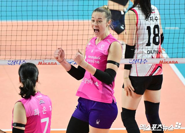 16일 오후 인천 부평구 삼산월드체육관 열린 '진에어 2025-2026 V-리그' 흥국생명과 정관장의 경기, 흥국생명 레베카가 득점 후 기뻐하고 있다. 인천, 김한준 기자