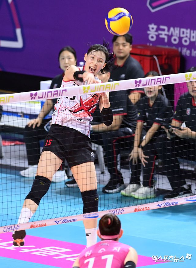 18일 오후 인천삼산월드체육관에서 열린 '진에어 2025-2026 V-리그' 여자부 흥국생명과 정관장의 경기, 정관장 이선우가 공격을 시도하고 있다. 엑스포츠뉴스 DB
