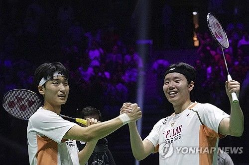김원호-서승재 조는 16일 일본 구마모토현립 체육관에서 열린 2025 세계배드민턴연맹(BWF) 구마모토 마스터즈(슈퍼 500) 남자 복식 결승에서 미도리카와 히로키-야마시타 교헤이(일본) 조를 게임스코어 2-1(20-22 21-11 21-16) 역전승을 거두며 우승을 차지했다. 연합뉴스