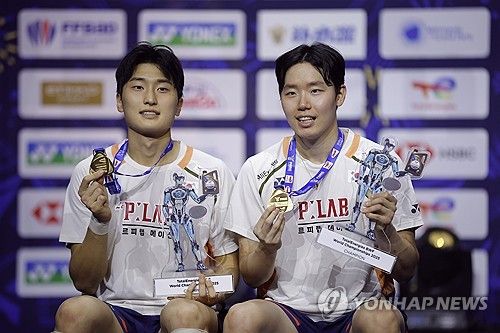 김원호-서승재 조는 16일 일본 구마모토현립 체육관에서 열린 2025 세계배드민턴연맹(BWF) 구마모토 마스터즈(슈퍼 500) 남자 복식 결승에서 미도리카와 히로키-야마시타 교헤이(일본) 조를 게임스코어 2-1(20-22 21-11 21-16) 역전승을 거두며 우승을 차지했다. 연합뉴스