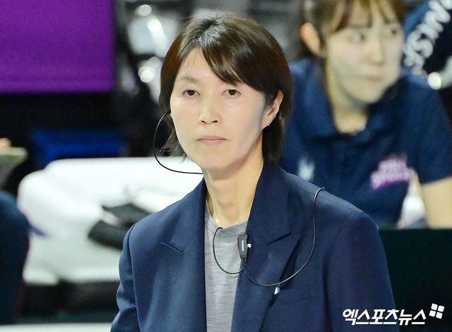 16일 오후 인천 부평구 삼산월드체육관 열린 '진에어 2025-2026 V-리그' 흥국생명과 정관장의 경기, 흥국생명 요시하라 토모코 감독이 경기를 지켜보고 있다. 인천, 김한준 기자