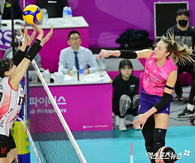 16일 오후 인천 부평구 삼산월드체육관 열린 '진에어 2025-2026 V-리그' 흥국생명과 정관장의 경기, 흥국생명 레베카가 공격을 시도하고 있다. 인천, 김한준 기자