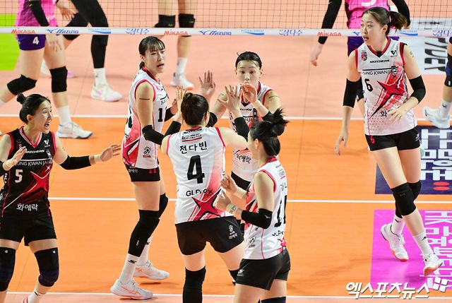 16일 오후 인천 부평구 삼산월드체육관 열린 '진에어 2025-2026 V-리그' 흥국생명과 정관장의 경기, 정관장 선수들이 득점 후 기뻐하고 있다. 인천, 김한준 기자