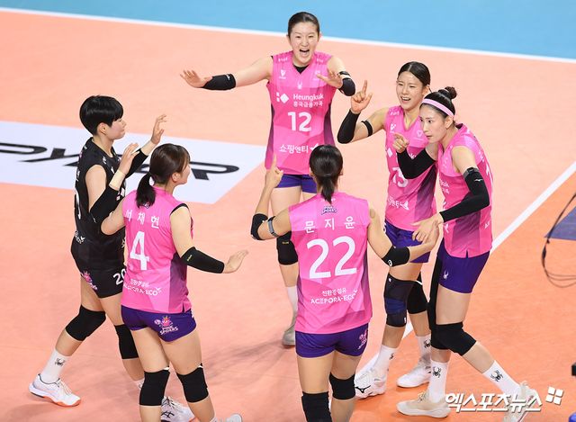22일 오후 인천삼산월드체육관에서 열린 '진에어 2025-2026 V-리그' 여자부 흥국생명과 현대건설의 경기, 흥국생명 선수들이 득점한 뒤 기뻐하고 있다. 엑스포츠뉴스 DB