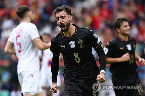 로베르토 마르티네스 감독이 이끄는 포르투갈이 16일(한국시간) 포르투갈 포르투에 있는 에스타디우 두 드라가우에서 열린 아르메니아와의 월드컵 유럽 지역 예선 F조 최종전에서 9-1 대승을 거뒀다.&nbsp; 앞선 아일랜드와의 원정 경기에서 호날두가 다이렉트 퇴장을 당해 이날 경기 출장 정지 징계로 결장한 가운데, 포르투 갈은 호날두 없이 무려 아홉 골을 폭발시키며 대승에 성공했다.&nbsp;연합뉴스