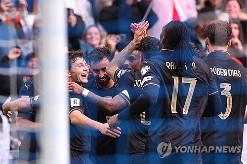 로베르토 마르티네스 감독이 이끄는 포르투갈이 16일(한국시간) 포르투갈 포르투에 있는 에스타디우 두 드라가우에서 열린 아르메니아와의 월드컵 유럽 지역 예선 F조 최종전에서 9-1 대승을 거뒀다.&nbsp; 앞선 아일랜드와의 원정 경기에서 호날두가 다이렉트 퇴장을 당해 이날 경기 출장 정지 징계로 결장한 가운데, 포르투 갈은 호날두 없이 무려 아홉 골을 폭발시키며 대승에 성공했다.&nbsp;연합뉴스